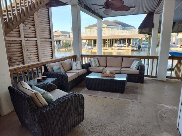 1318 Hawaii Drive, Tiki Island, TX 77554