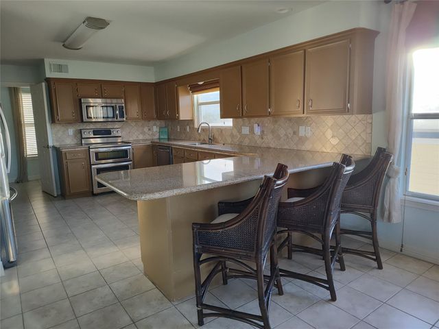 1318 Hawaii Drive, Tiki Island, TX 77554