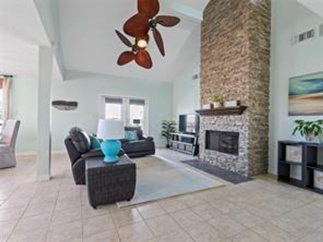 1318 Hawaii Drive, Tiki Island, TX 77554