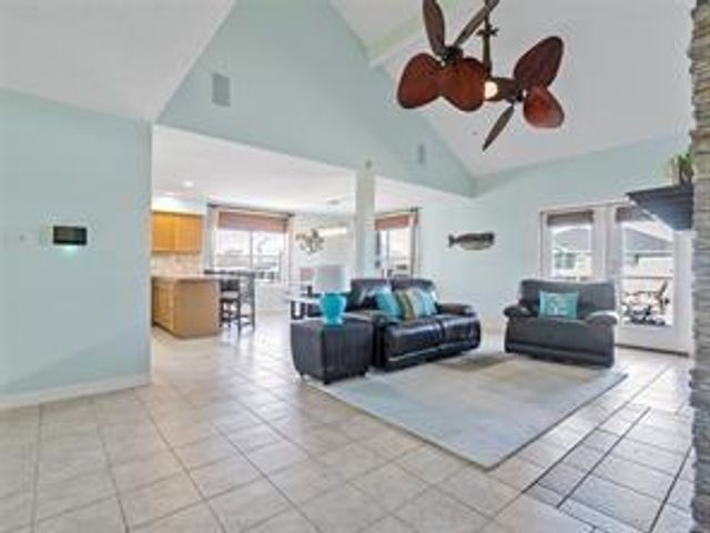 1318 Hawaii Drive, Tiki Island, TX 77554