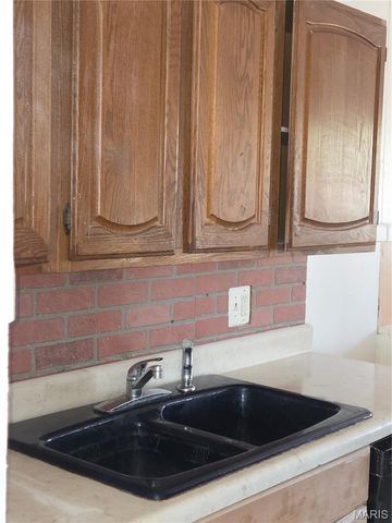 10804 Linnell Drive, St Louis, MO 63136