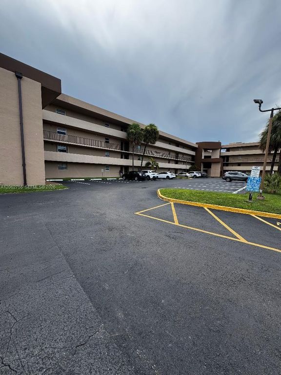 702 NW 87th Ave 105, Miami, FL 33172