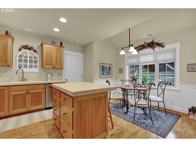 1846 RIVERWOOD Aly, Eugene, OR 97401