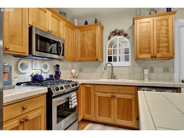 1846 RIVERWOOD Aly, Eugene, OR 97401