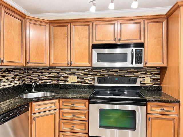 400 Brookside F, Andover, MA 01810
