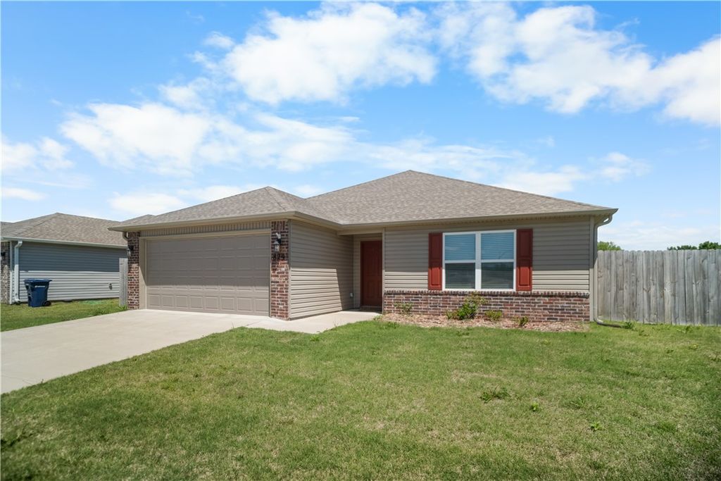829 S Katlyn Drive, Siloam Springs, AR 72761