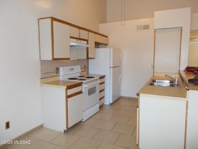 1674 W Park Wood Lane, Tucson, AZ 85746