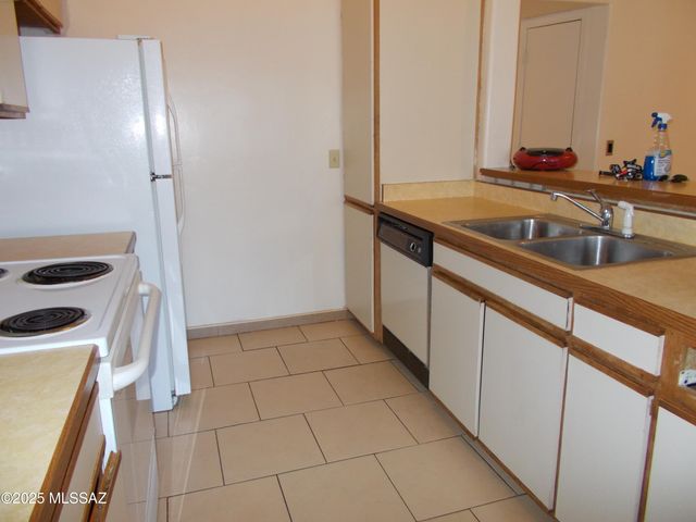 1674 W Park Wood Lane, Tucson, AZ 85746