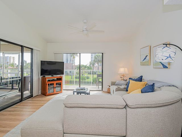 3206 S Lakeview Circle 1206, Hutchinson Island, FL 34949