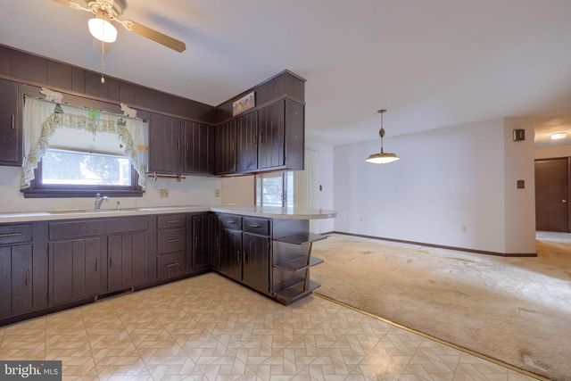 404 WINDY TOR RD, Leola, PA 17540