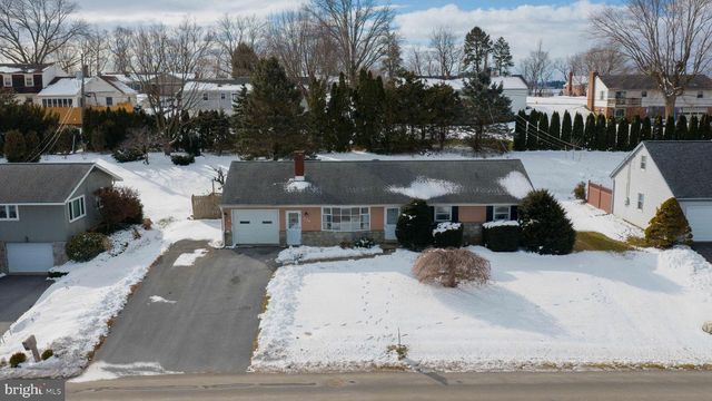 404 WINDY TOR RD, Leola, PA 17540
