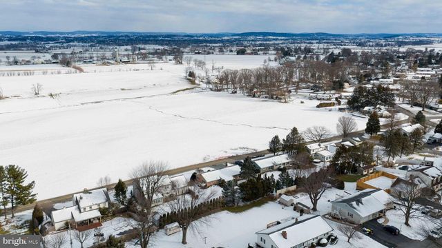 404 WINDY TOR RD, Leola, PA 17540