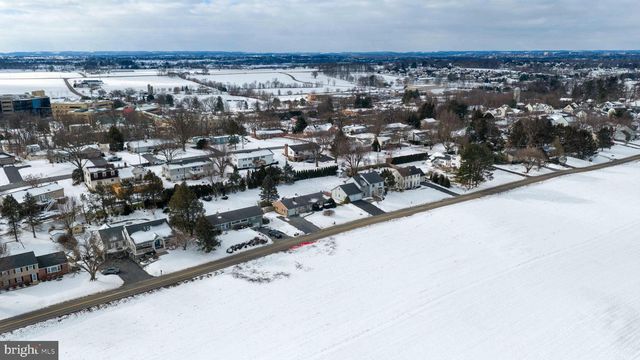 404 WINDY TOR RD, Leola, PA 17540