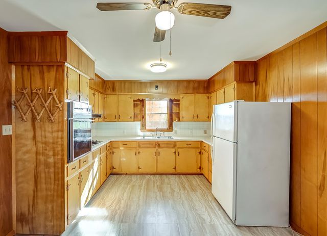 136 Pin Oak Drive, Lancaster, KY 40444