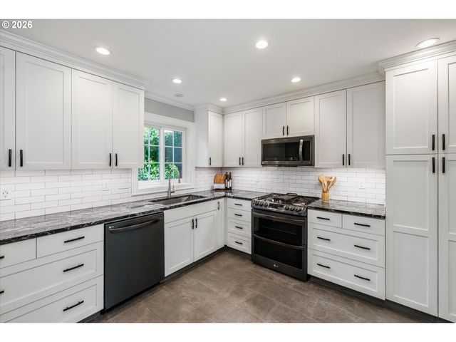 5497 RIVER St, West Linn, OR 97068