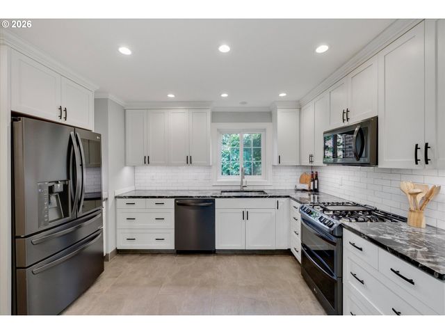 5497 RIVER St, West Linn, OR 97068