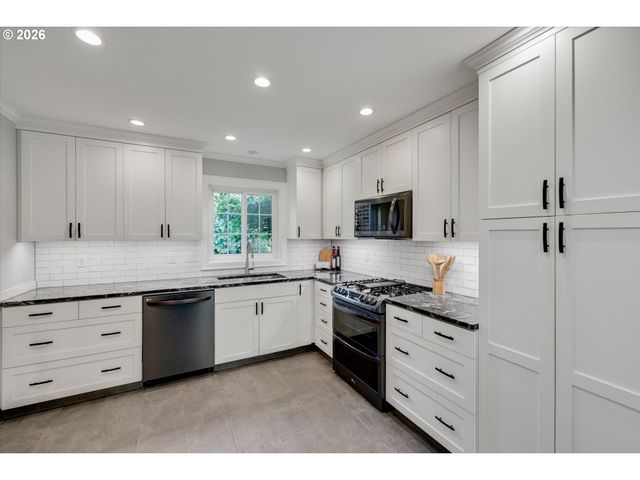5497 RIVER St, West Linn, OR 97068