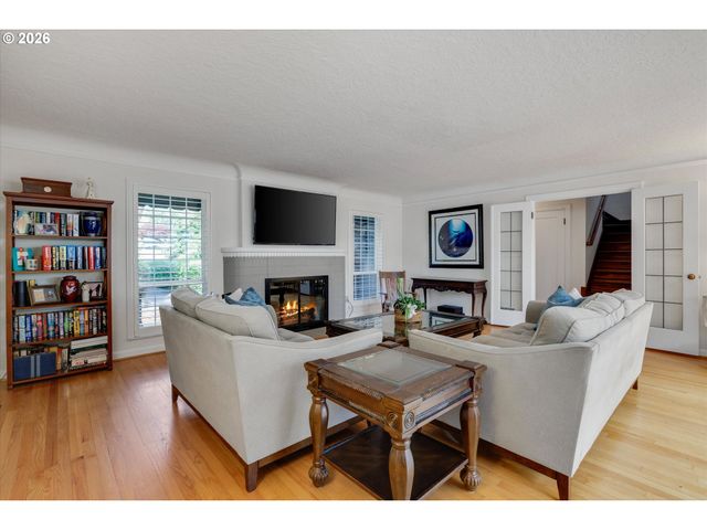 5497 RIVER St, West Linn, OR 97068