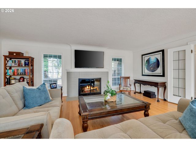5497 RIVER St, West Linn, OR 97068