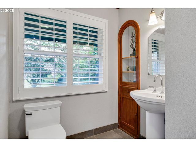 5497 RIVER St, West Linn, OR 97068
