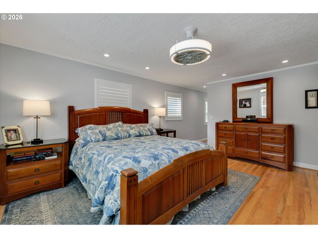 5497 RIVER St, West Linn, OR 97068