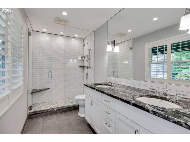 5497 RIVER St, West Linn, OR 97068