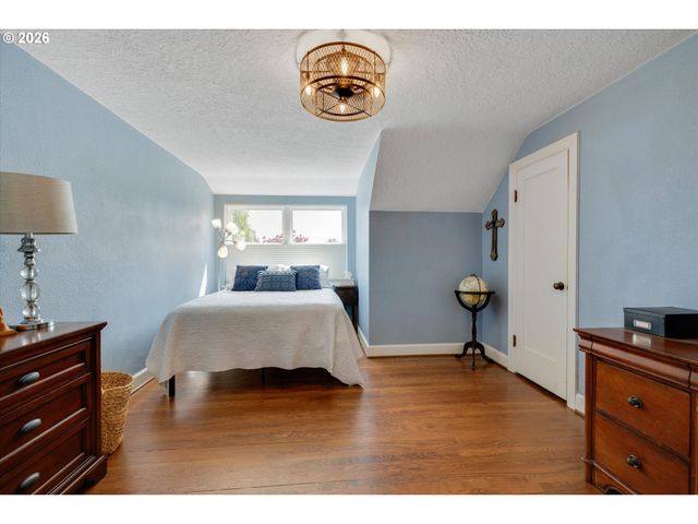 5497 RIVER St, West Linn, OR 97068