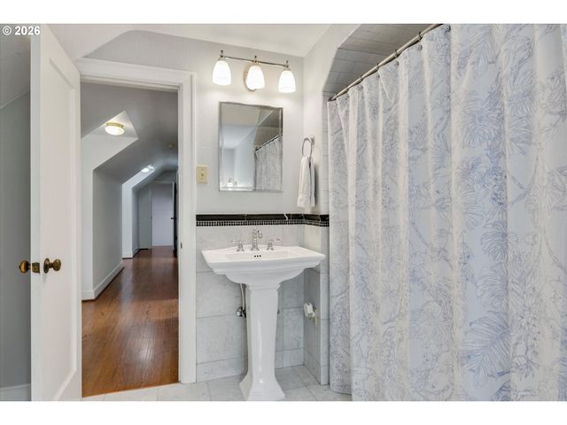 5497 RIVER St, West Linn, OR 97068