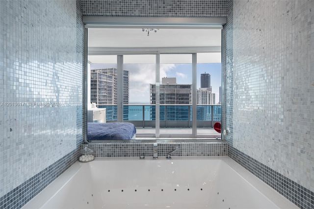 200 Biscayne Boulevard Way 4902, Miami, FL 33131