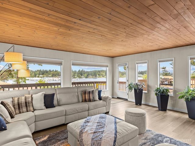 2540 E Phinney Bay Place, Bremerton, WA 98312