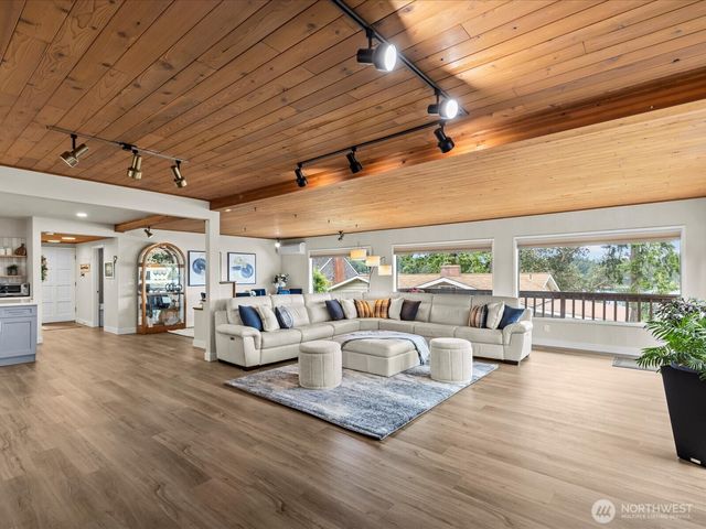 2540 E Phinney Bay Place, Bremerton, WA 98312