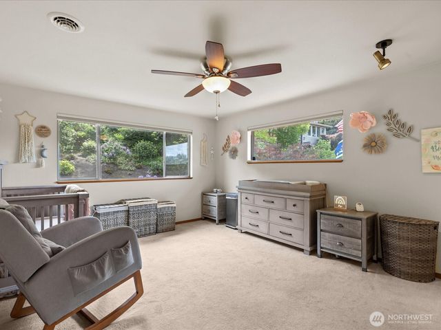 2540 E Phinney Bay Place, Bremerton, WA 98312