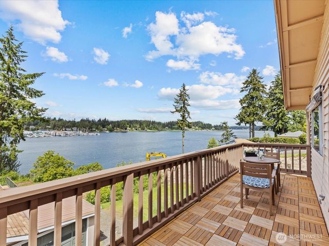 2540 E Phinney Bay Place, Bremerton, WA 98312