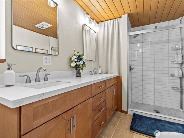 2540 E Phinney Bay Place, Bremerton, WA 98312