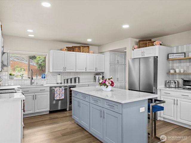 2540 E Phinney Bay Place, Bremerton, WA 98312