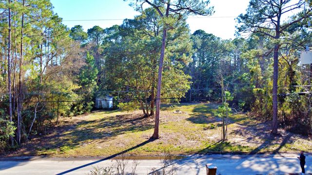 9013 Larker Woods Drive, Navarre, FL 32566
