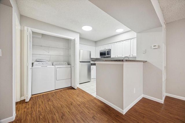 1710 W T C Jester Boulevard 2119, Houston, TX 77008