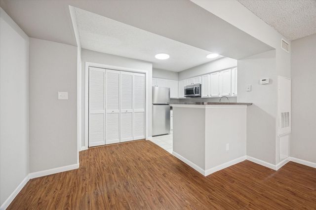 1710 W T C Jester Boulevard 2119, Houston, TX 77008