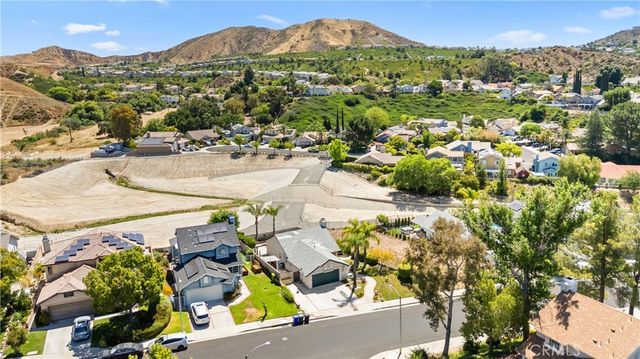 28924 Raintree Lane, Saugus, CA 91390