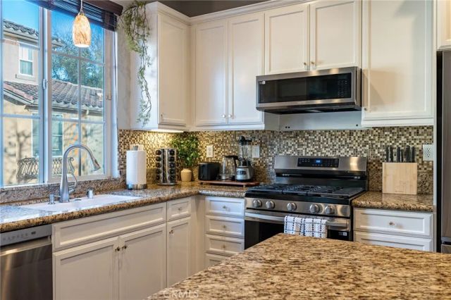 6371 Estrela Lane, Eastvale, CA 91752