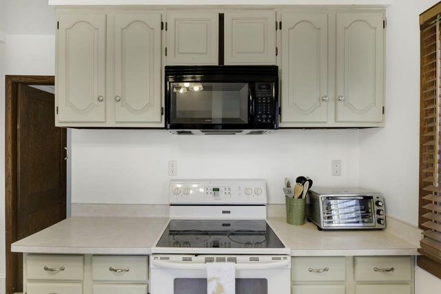 865 S 75th STREET, West Allis, WI 53214