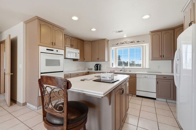 2702 E Goshen Avenue, Visalia, CA 93292