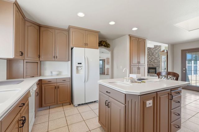 2702 E Goshen Avenue, Visalia, CA 93292