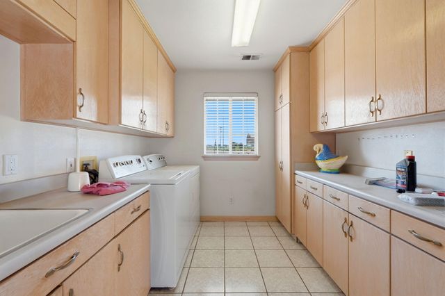 2702 E Goshen Avenue, Visalia, CA 93292