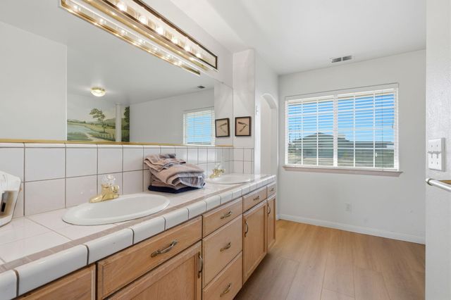 2702 E Goshen Avenue, Visalia, CA 93292