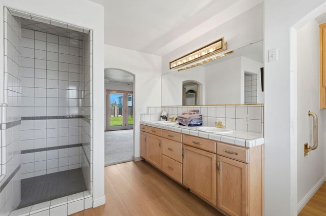 2702 E Goshen Avenue, Visalia, CA 93292