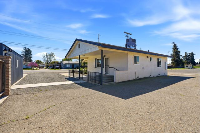 2702 E Goshen Avenue, Visalia, CA 93292
