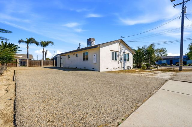 2702 E Goshen Avenue, Visalia, CA 93292