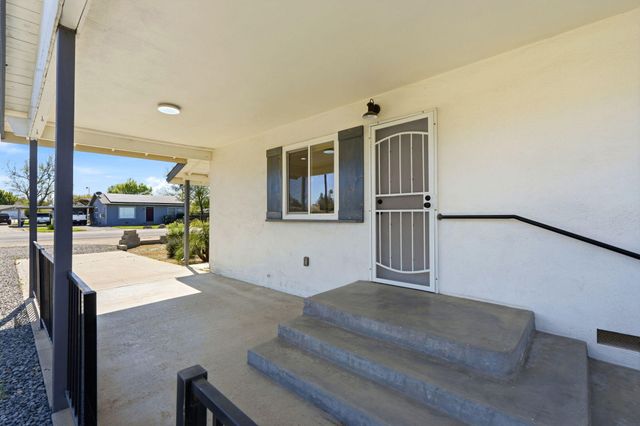 2702 E Goshen Avenue, Visalia, CA 93292