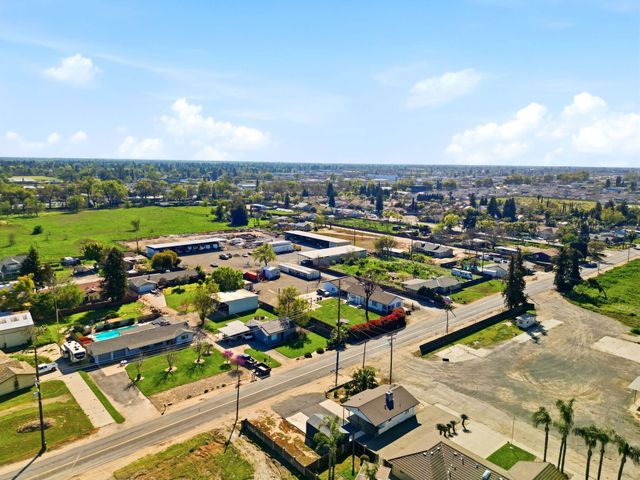 2702 E Goshen Avenue, Visalia, CA 93292